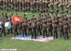 2B的国度，2B的潇洒 – 朝鲜播出践踏美国旗画面